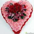 Corazón de claveles y rosas