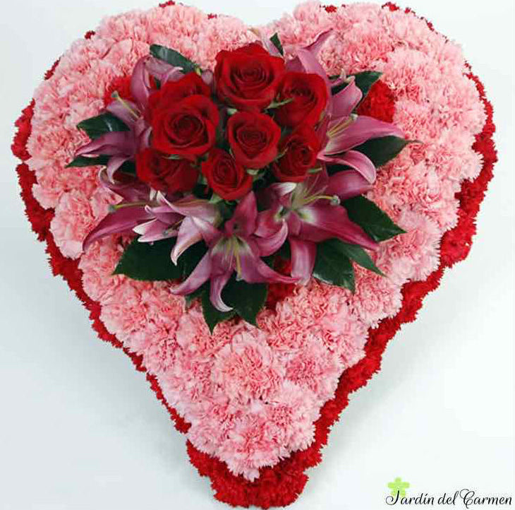 Corazón de claveles y rosas