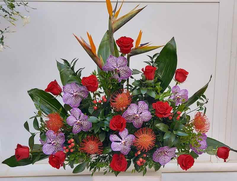 Centro tropical con rosas